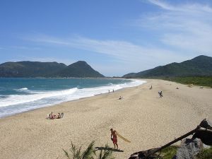 Morro das Pedras beach on the island of Santa Catarina, Florianopolis. (From Wiki Commons)